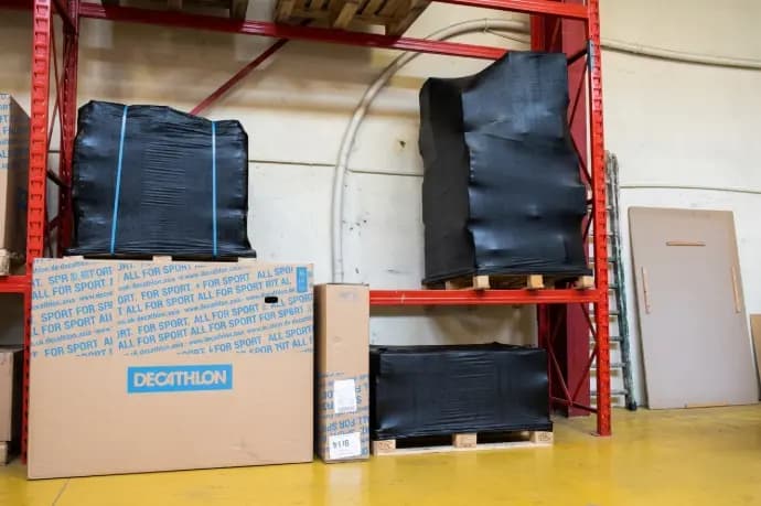 Palettes filmées et cartons stockés sur rayonnage