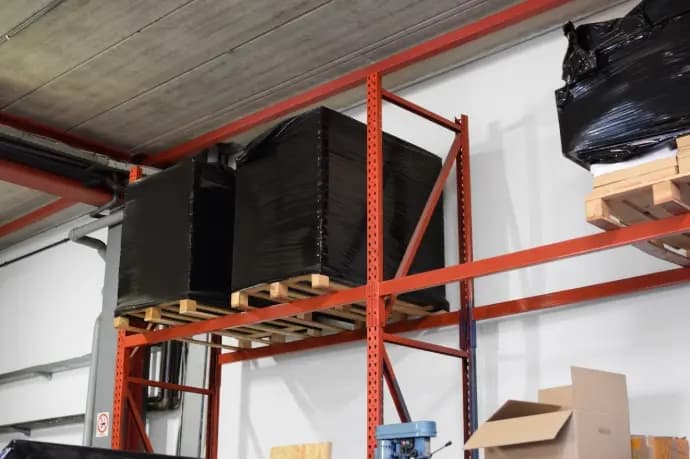 Allée de stockage et casiers de rangement