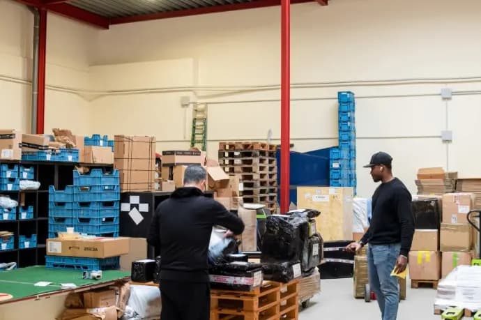 Préparation des colis dans l’allée de l’entrepôt