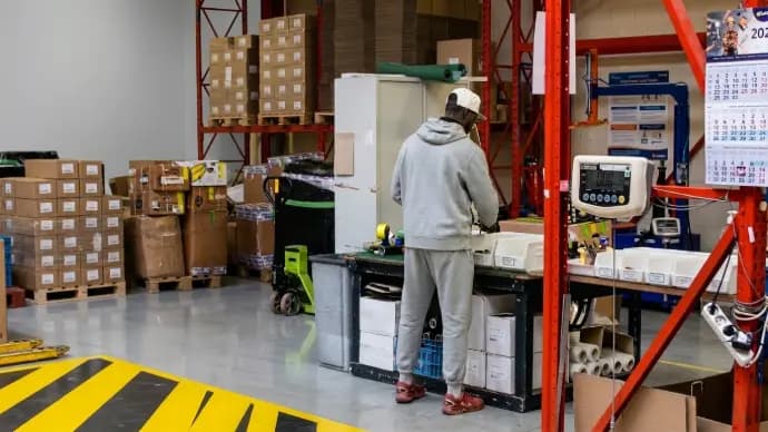 Pesée et étiquetage d’un colis au poste de traitement