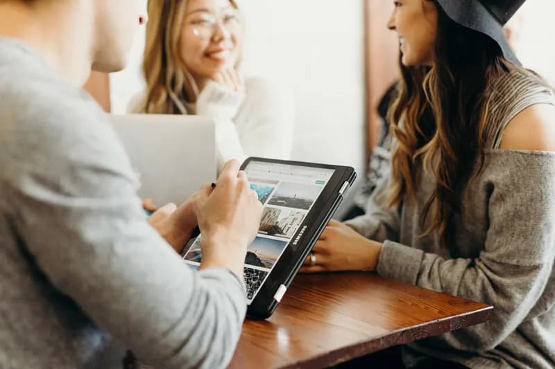 Conseillère consultant une commande sur tablette